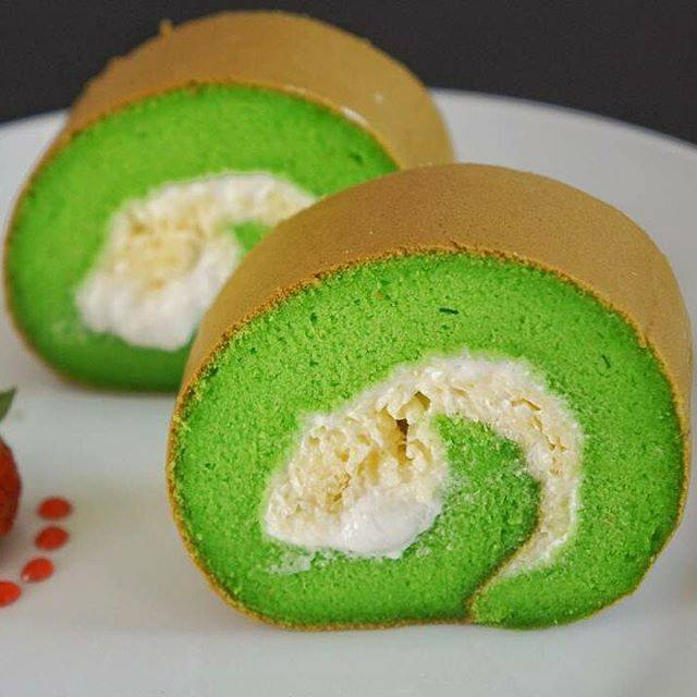 PANDAN CHEESE CAKE ROLL